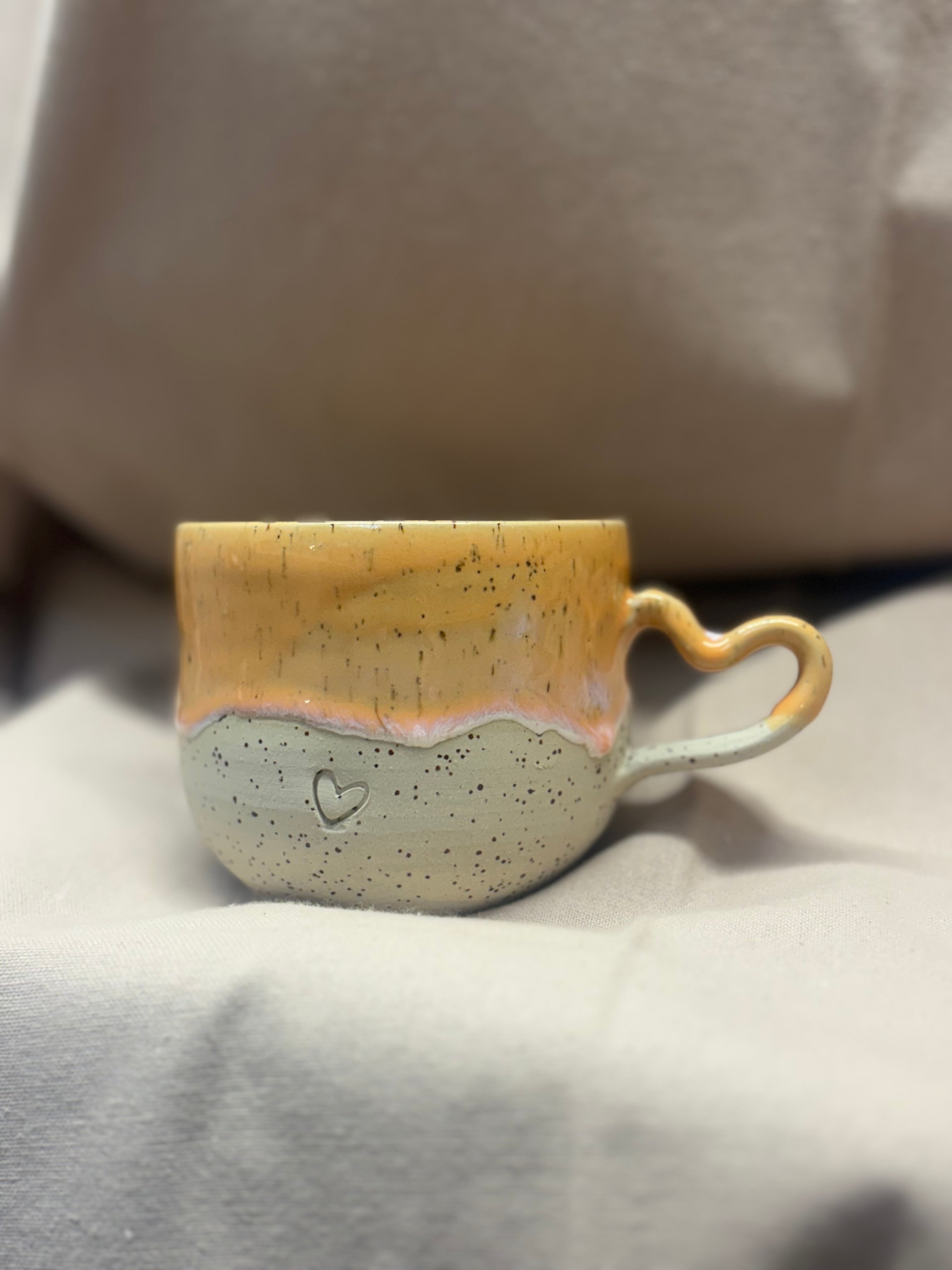 Grand mug orange  anse cœur