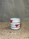 Tasse ondulée blanc à coeur rouge