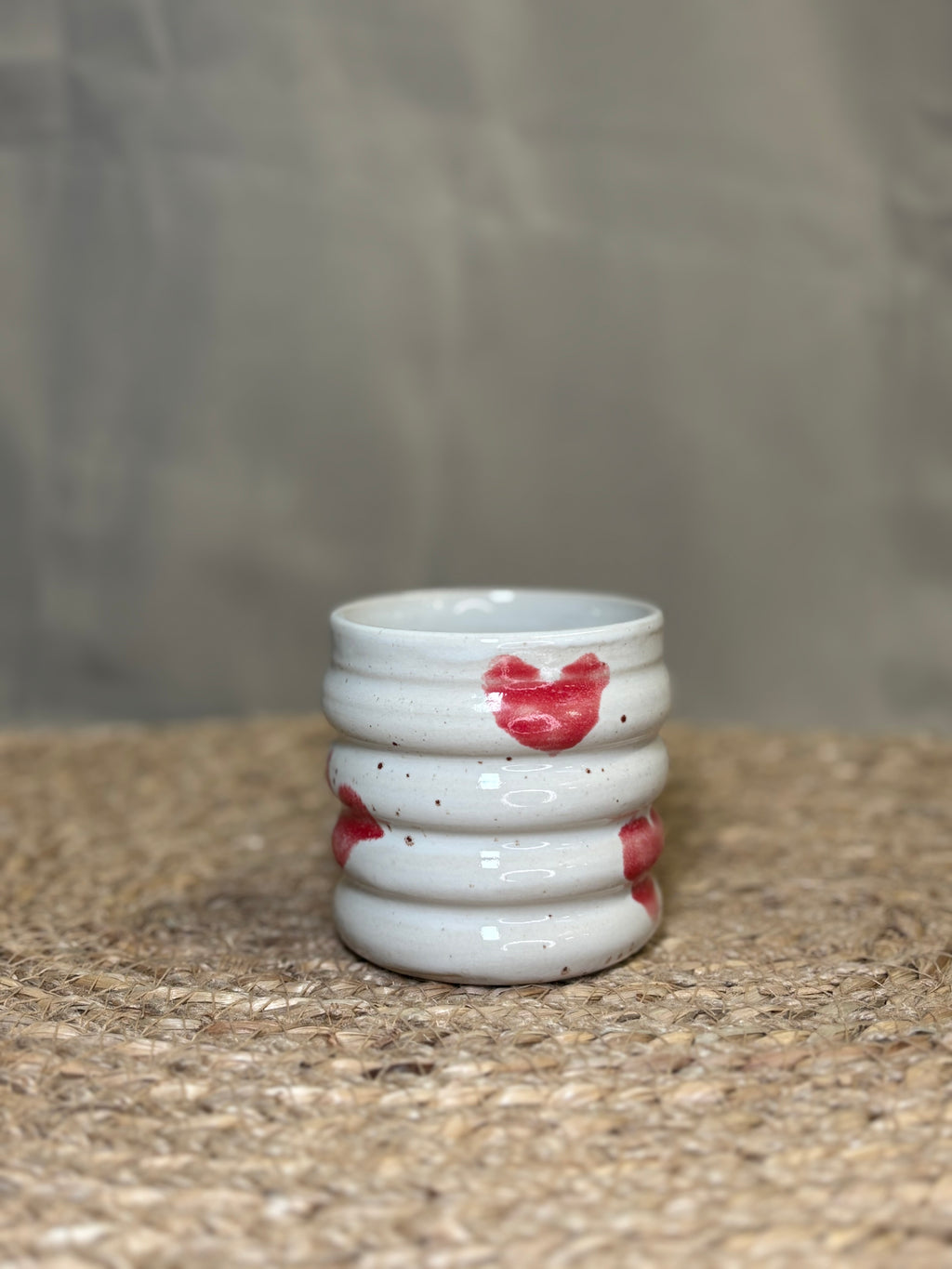 Tasse ondulée blanc à coeur rouge