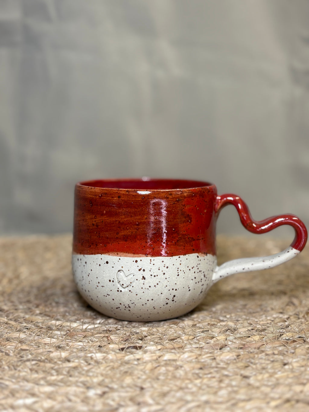 Mug rouge à anse en coeur