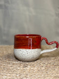 Mug rouge à anse en coeur