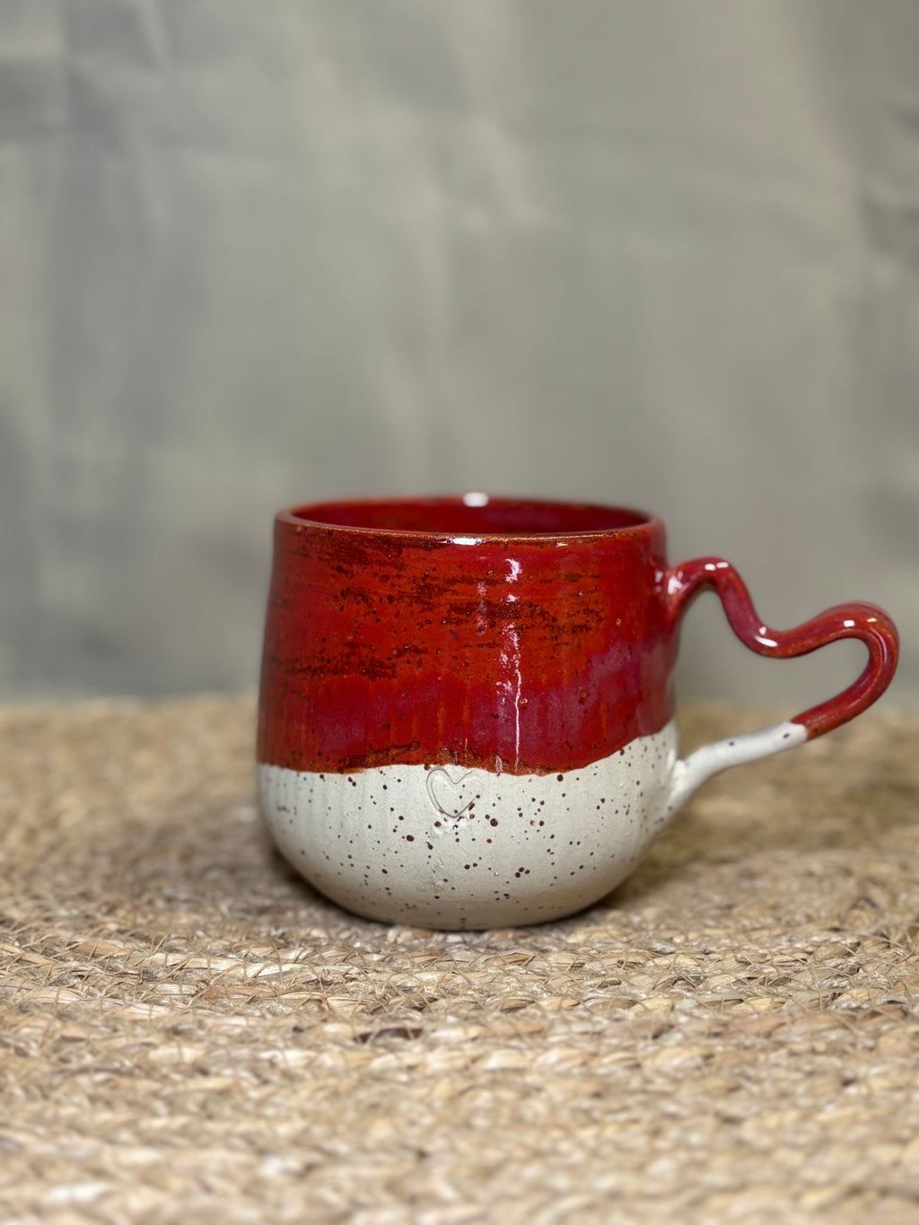 Mug rouge à anse en coeur