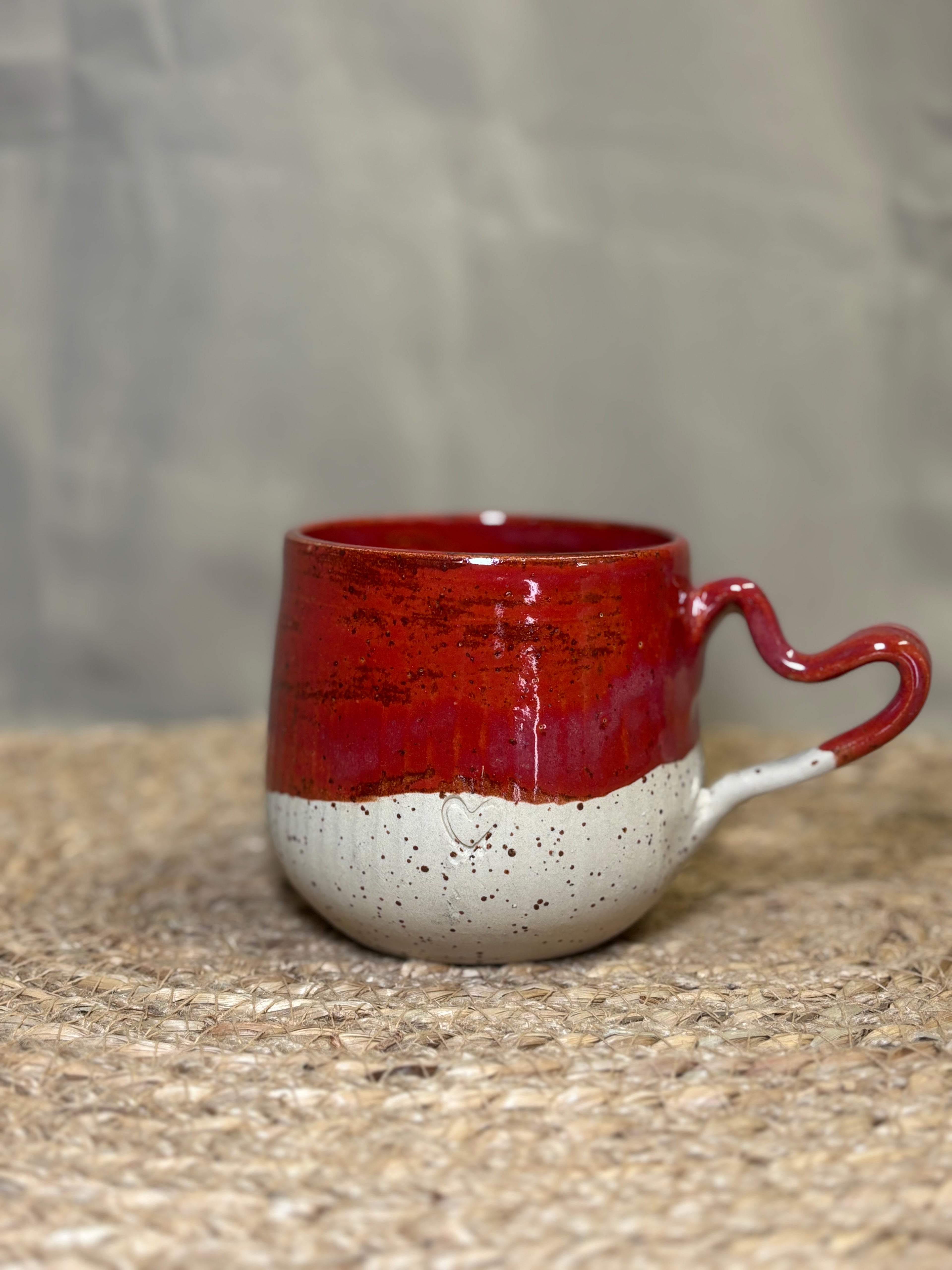 Mug rouge à anse en coeur