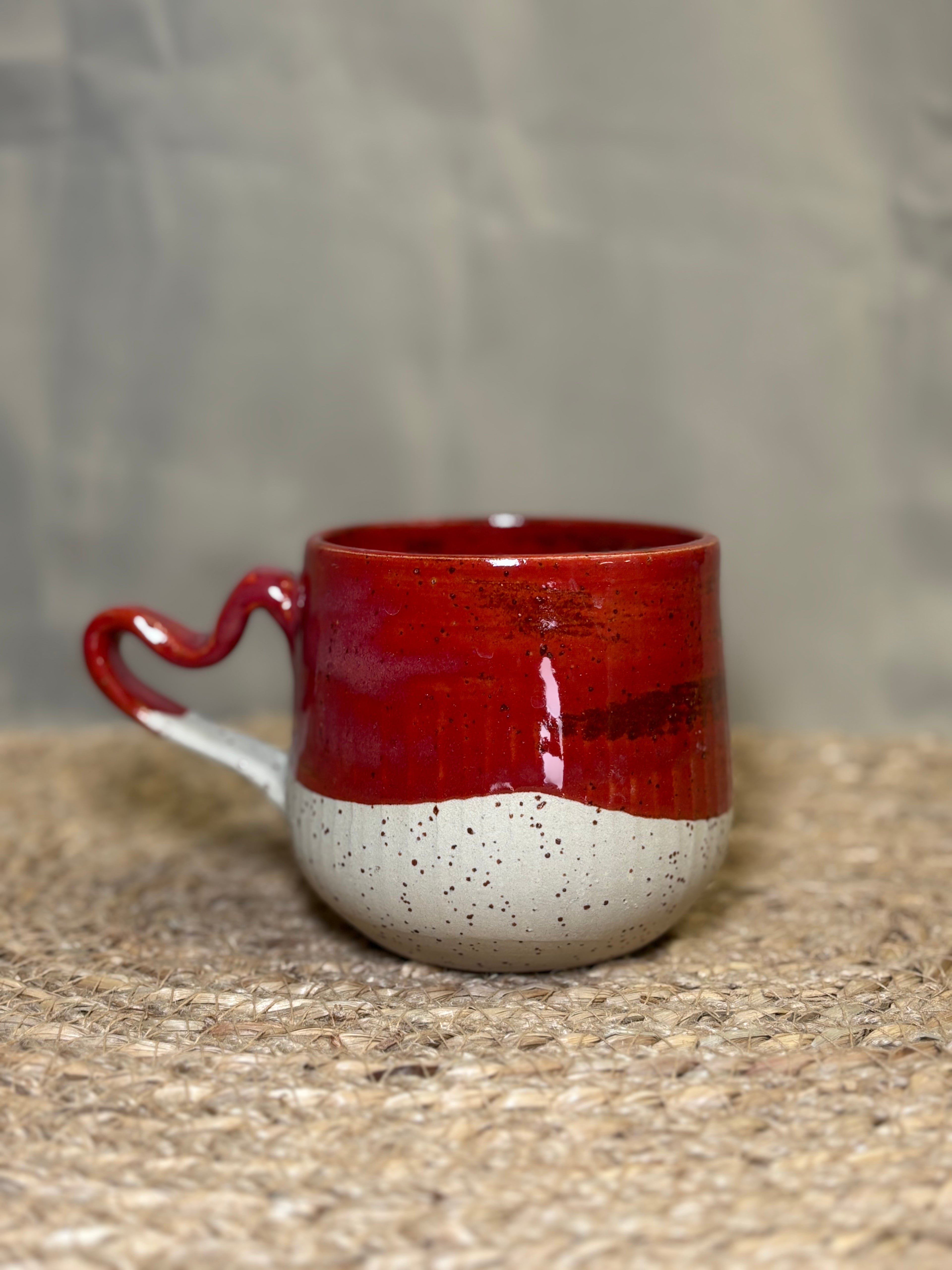 Mug rouge à anse en coeur