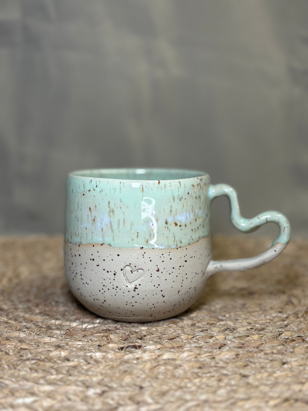 Mug vert d'eau à anse en coeur