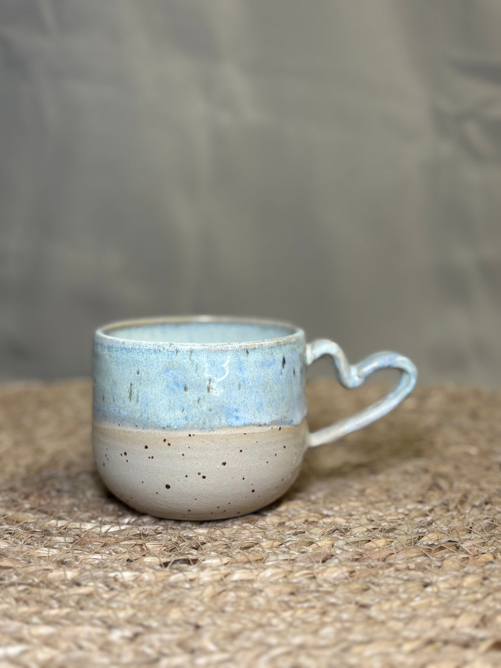 Tasse à café bleu de gris à anse en coeur