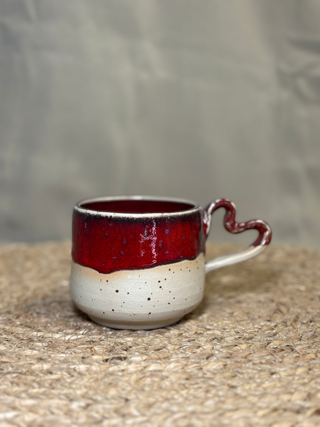 Tasse à café rouge à anse en coeur