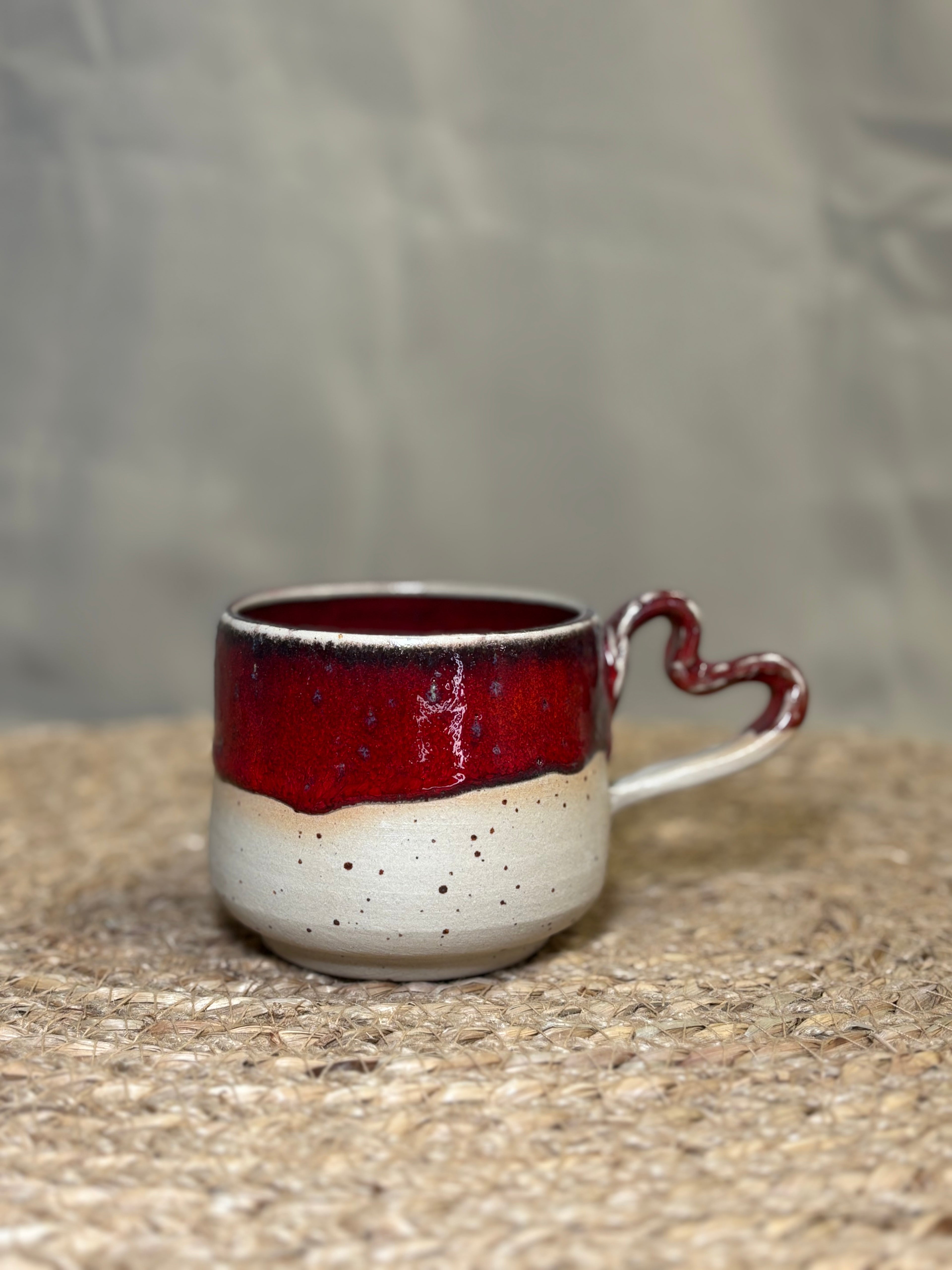 Tasse à café rouge à anse en coeur