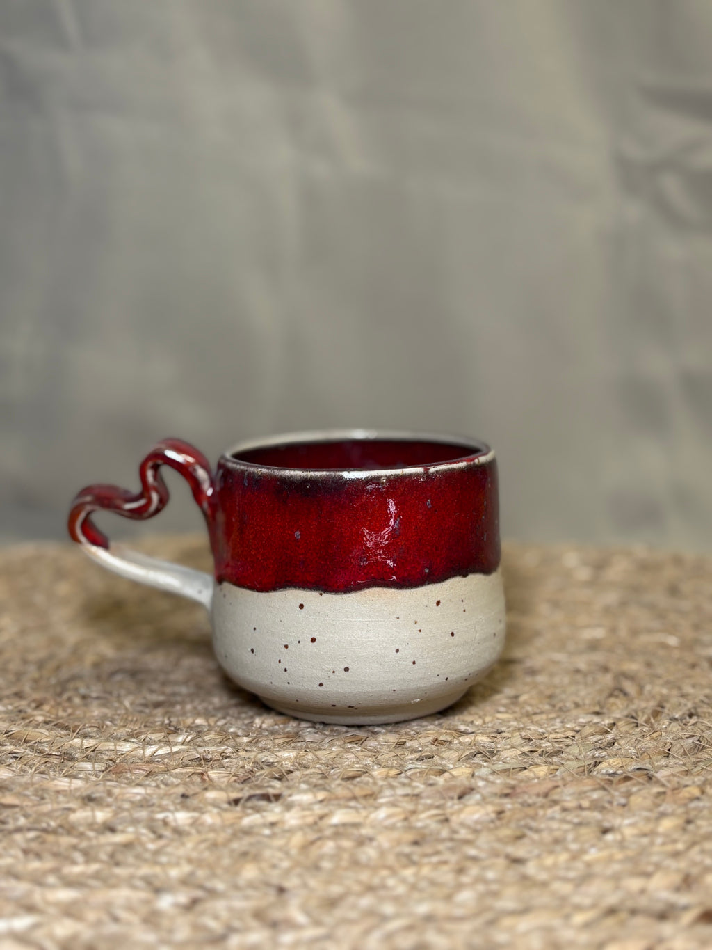Tasse à café rouge à anse en coeur
