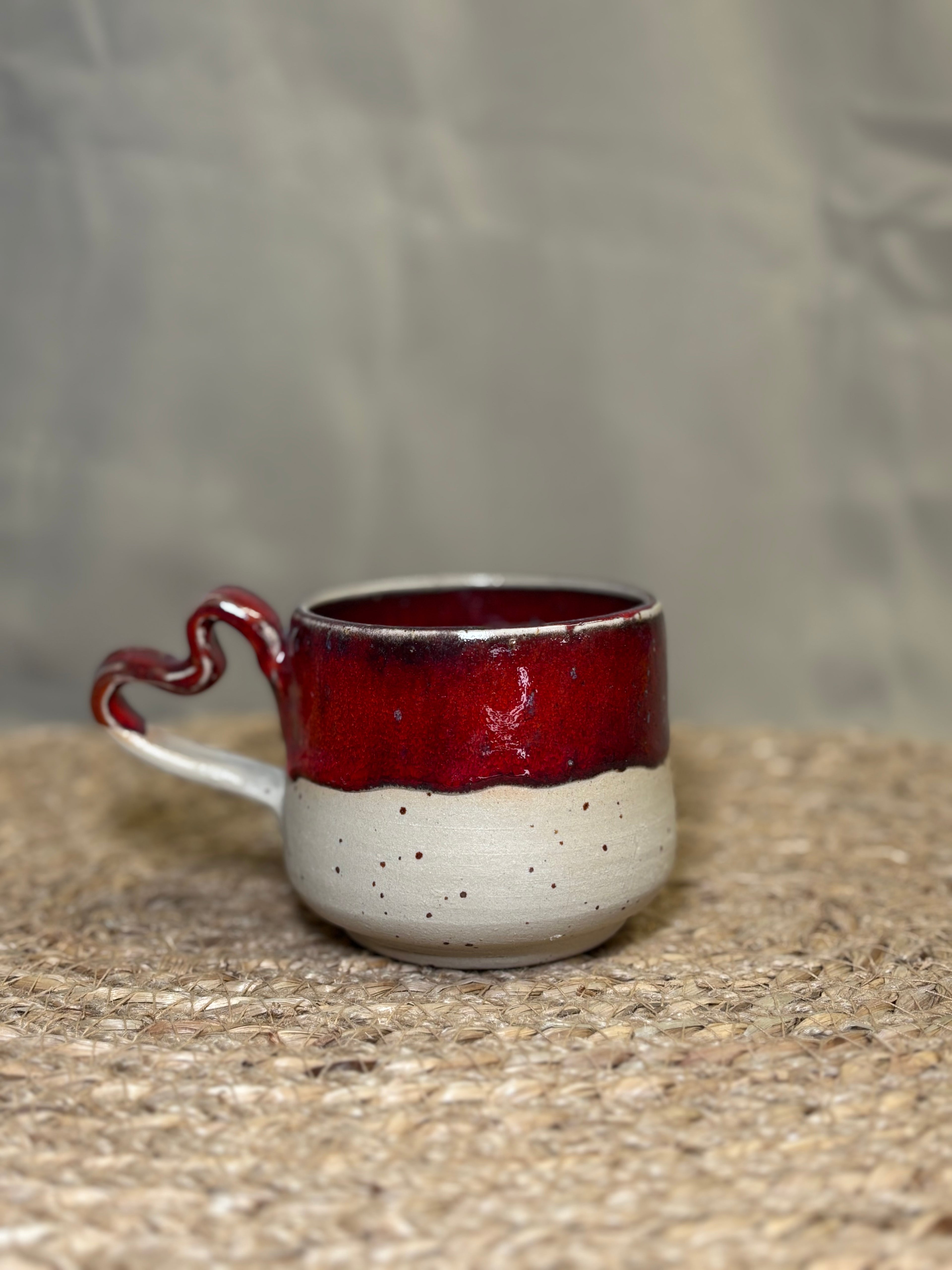 Tasse à café rouge à anse en coeur