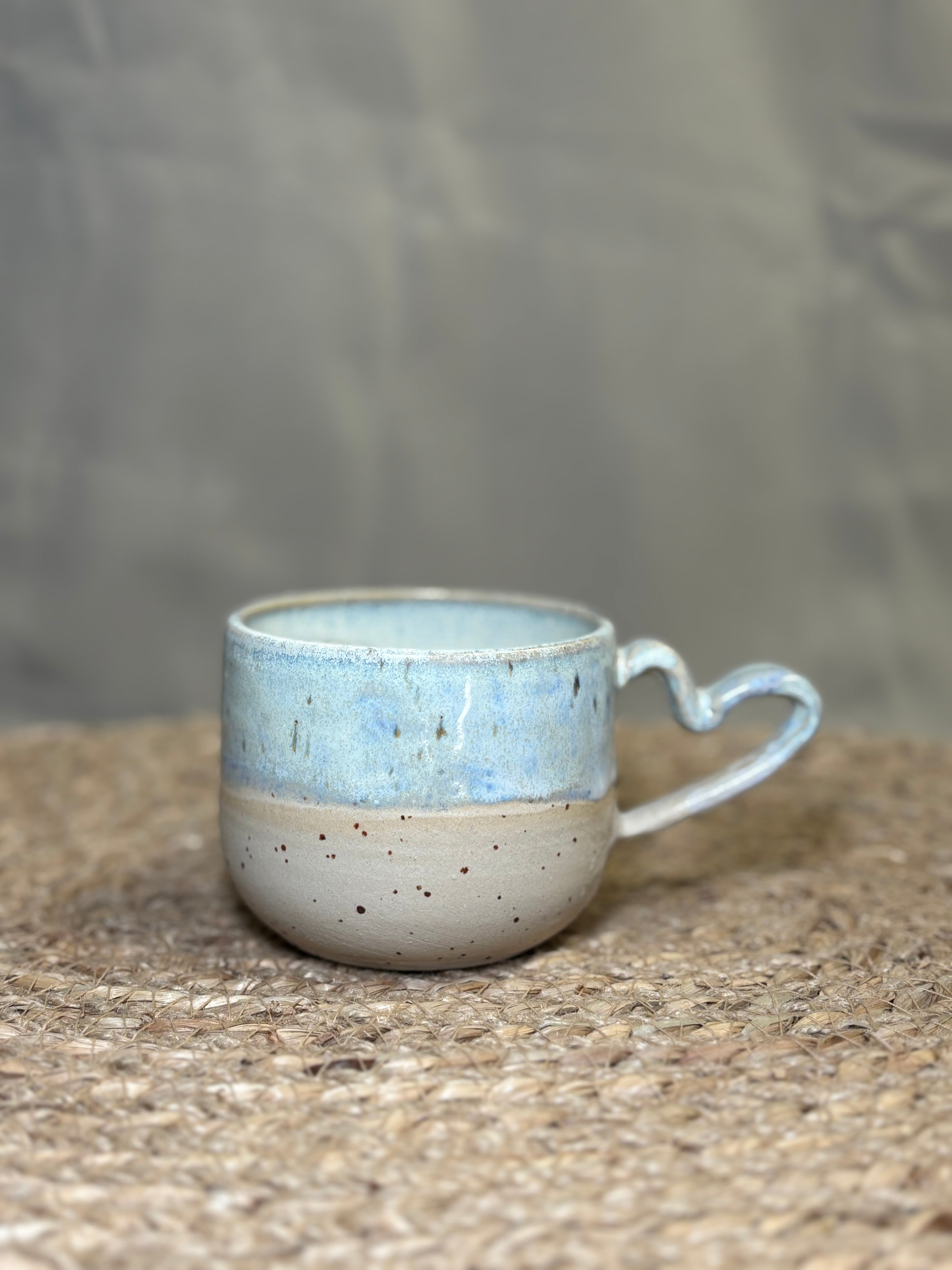 Tasse à café bleu de gris à anse en coeur