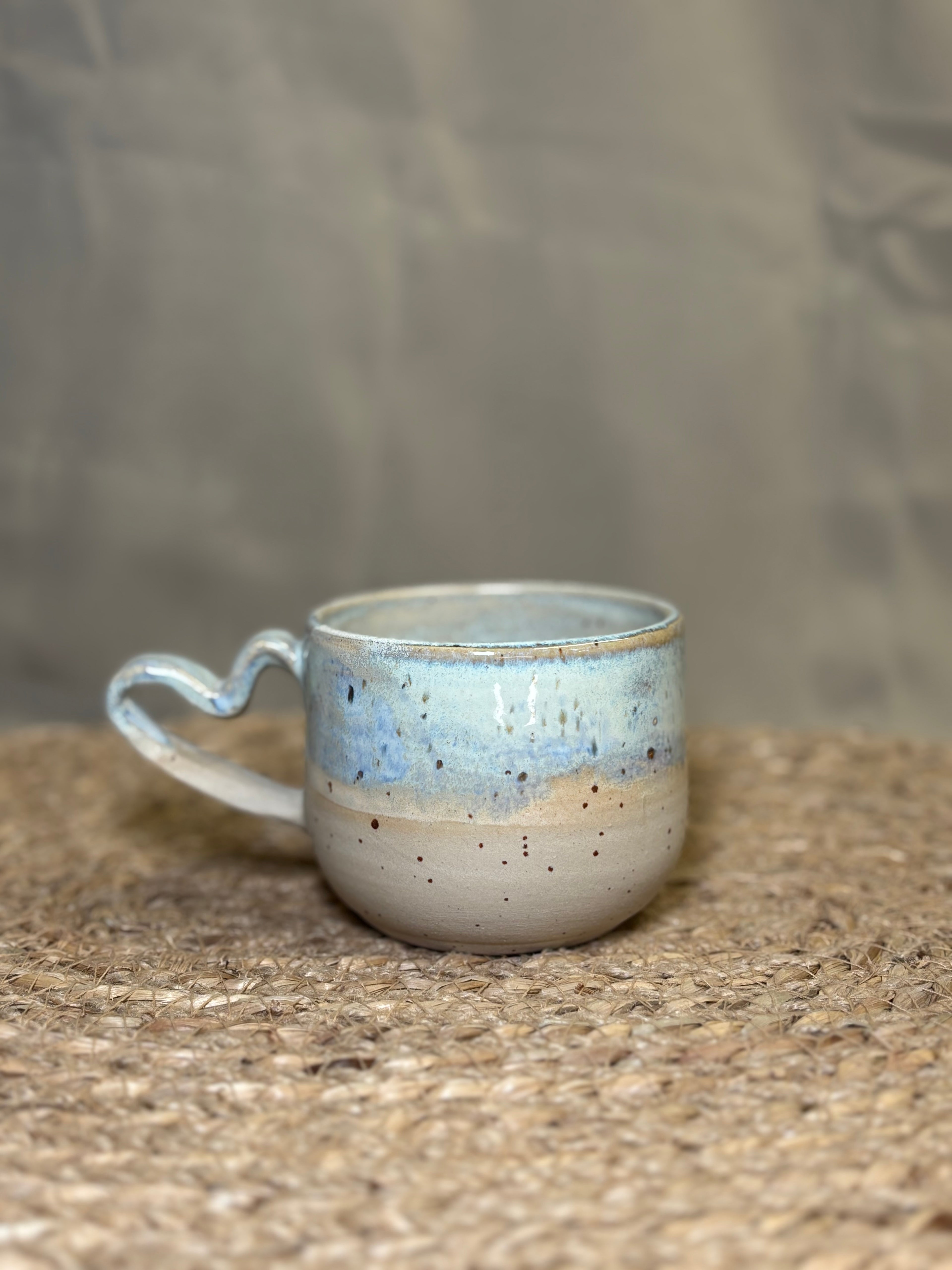 Tasse à café bleu de gris à anse en coeur
