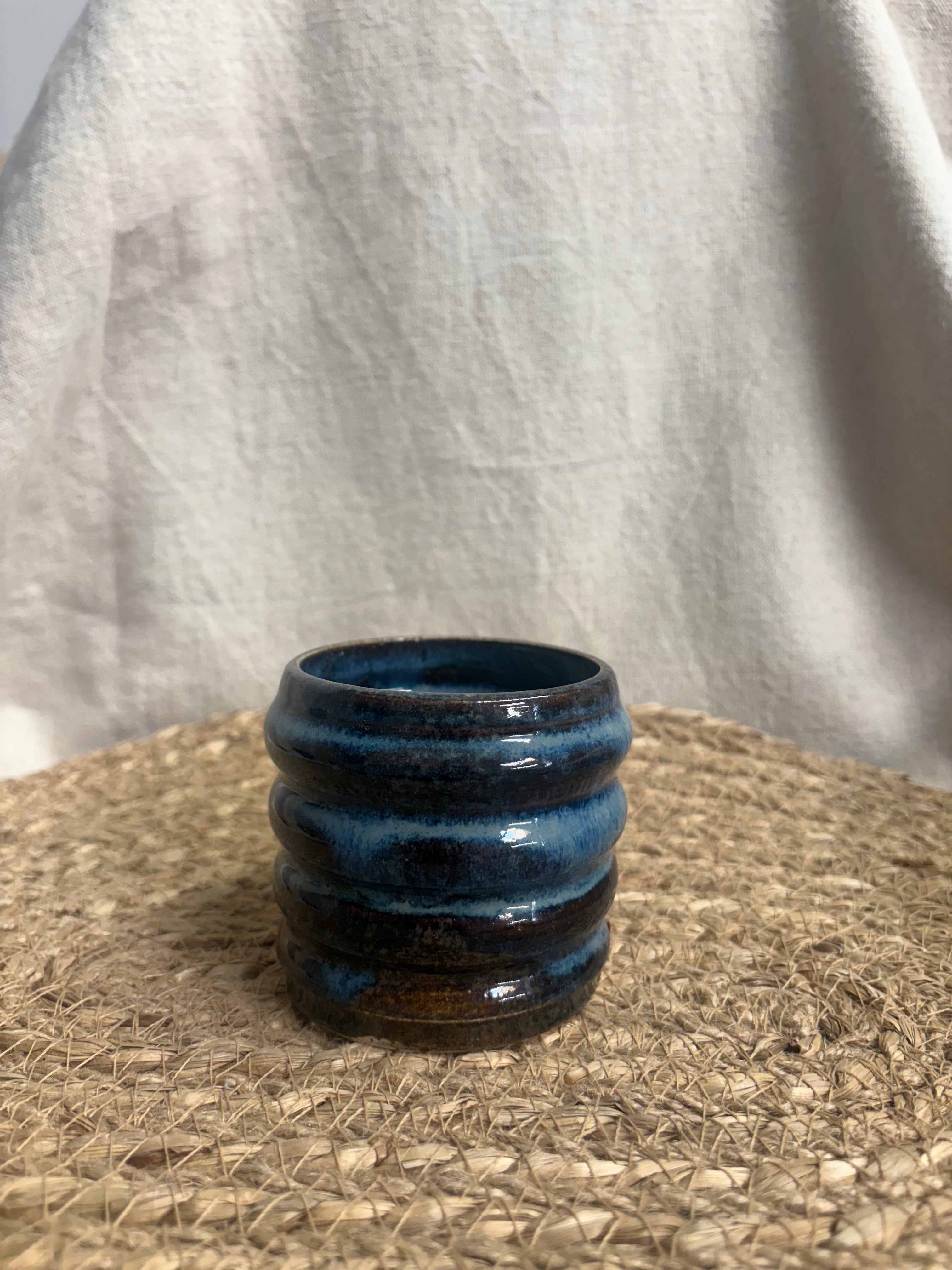 Tasse ondulée terre d'encre